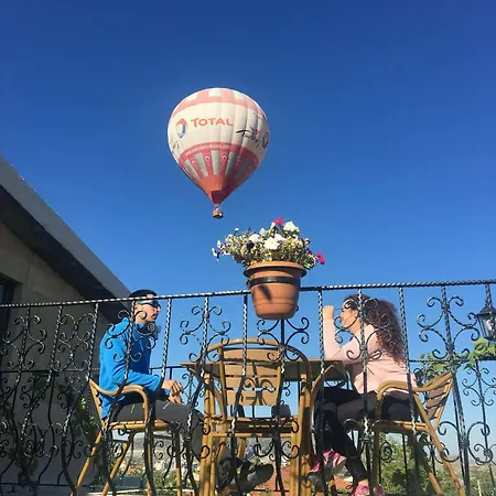Capiedra מלון 3*
